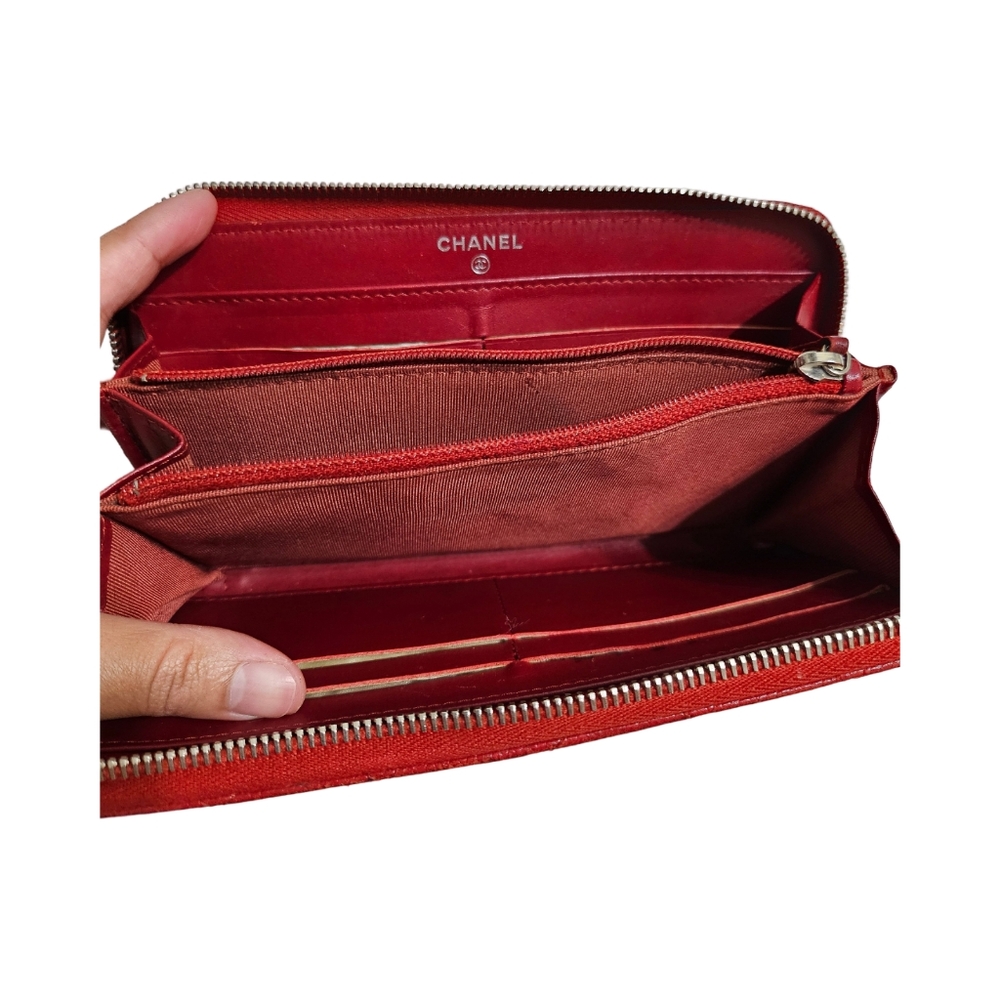 CHANEL Caviar Zippy Wallet - Picture 4 of 7